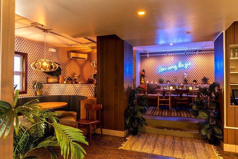 「マヒナ＆サンズ」店内にも楽しい空間が。