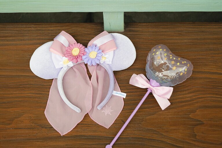 カチューシャ（アナ）2,400円、手持ちバルーン800円。