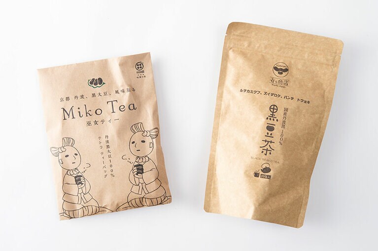 左から、巫女ティー 200円(宇治川製茶店)、黒豆茶 650円(寺を商店)／道の駅 京丹波 味夢の里 京丹波マルシェ