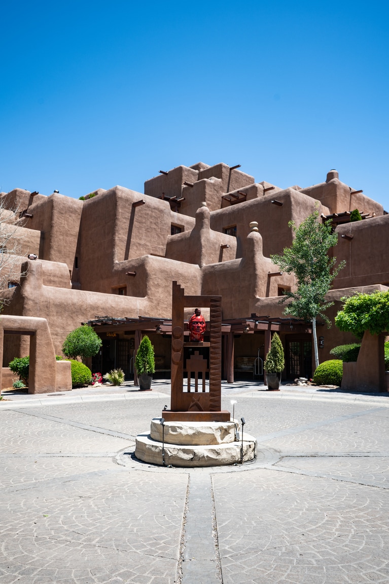 プエブロ・リバイバル様式の壮麗なホテル。厳しい景観条例によって守られた歴史地区を象徴する建築のひとつ。