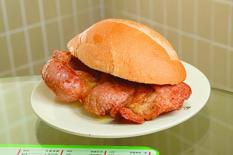 地元民に愛されるポークチョップパン。カリッと焼いたバゲットパンに直火焼きした厚切りの豚肉を挟むマカオ風のバーガー料理。通常のハンバーガーとは違って、野菜やソースを使わずに肉の味を楽しむ。