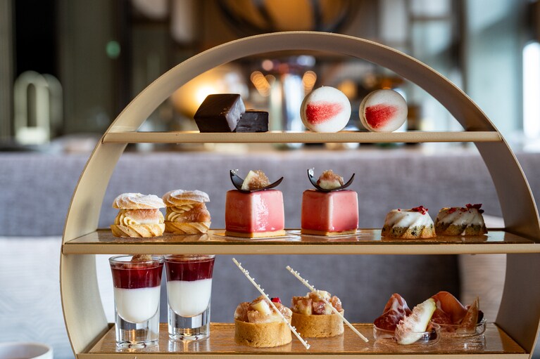 12:00 「THE LOBBY LOUNGE」の贅沢なアフタヌーンティー。9月～10月初旬は、いちじくを主役に。1名 10,000円。