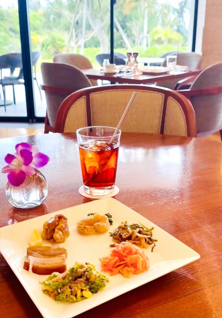 タイミングによっては、焼きたてのパンをサーブしてくれるサービスも！　ふんわりと温かい「よもぎパン」が美味。