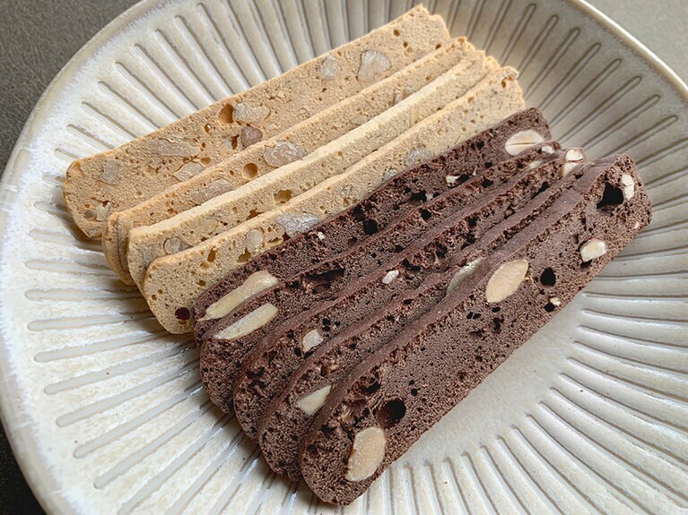 ◆ビスコッティー プレーン 100元(1袋)、ビスコッティー チョコレート 100元(1袋)、1枚1枚の厚さがまばらで、手作り感が伝わってきます。