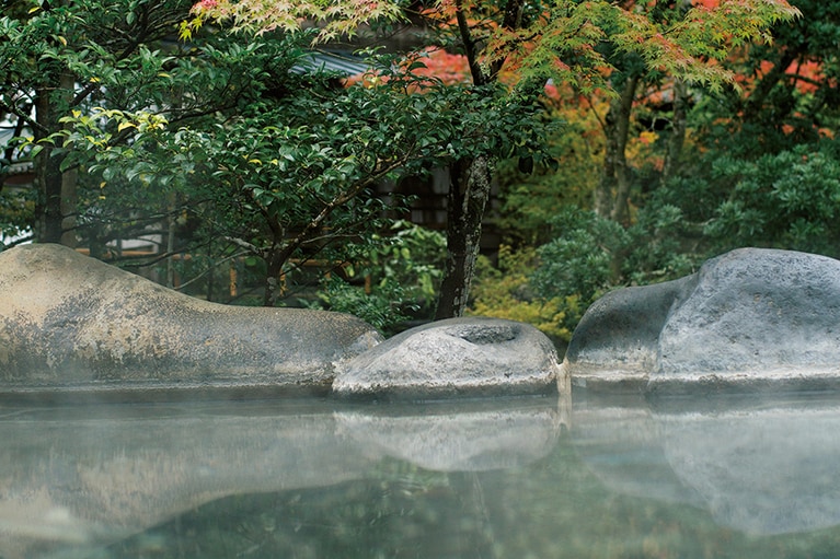 【あさば】温泉は写真の、四季折々の自然と溶け込むような野天風呂の他、男女別の内湯、貸切風呂もあり。Photo: Takafumi Matsumura