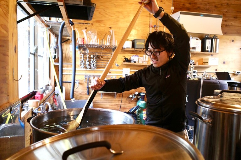 慣れた手つきで鍋をかき混ぜる。パドルは、醸造に使えるよう食品用に加工済みだという。（撮影：一ノ瀬伸）