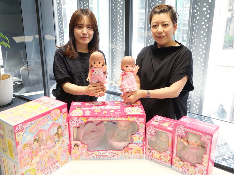 パイロットコーポレーション玩具事業部の土井菜摘子部長代理（右）と髙木千咲主任。声を揃えて「メルちゃんをよろしくお願いします！」
