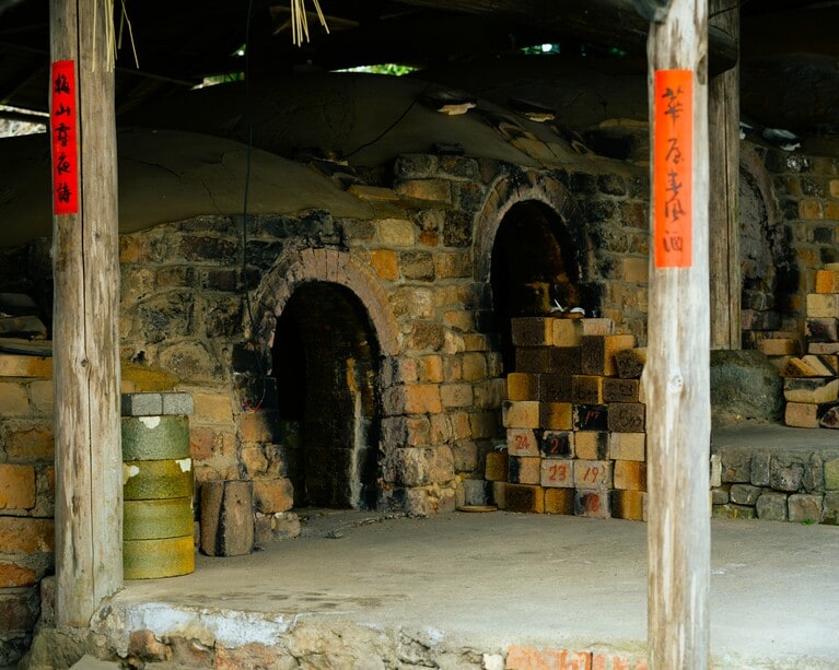 現在もこの登り窯での窯焚きを行う十五代。「若い頃に4日間、ほぼ寝ずにおこなったときは幻聴が聞こえましたね」。