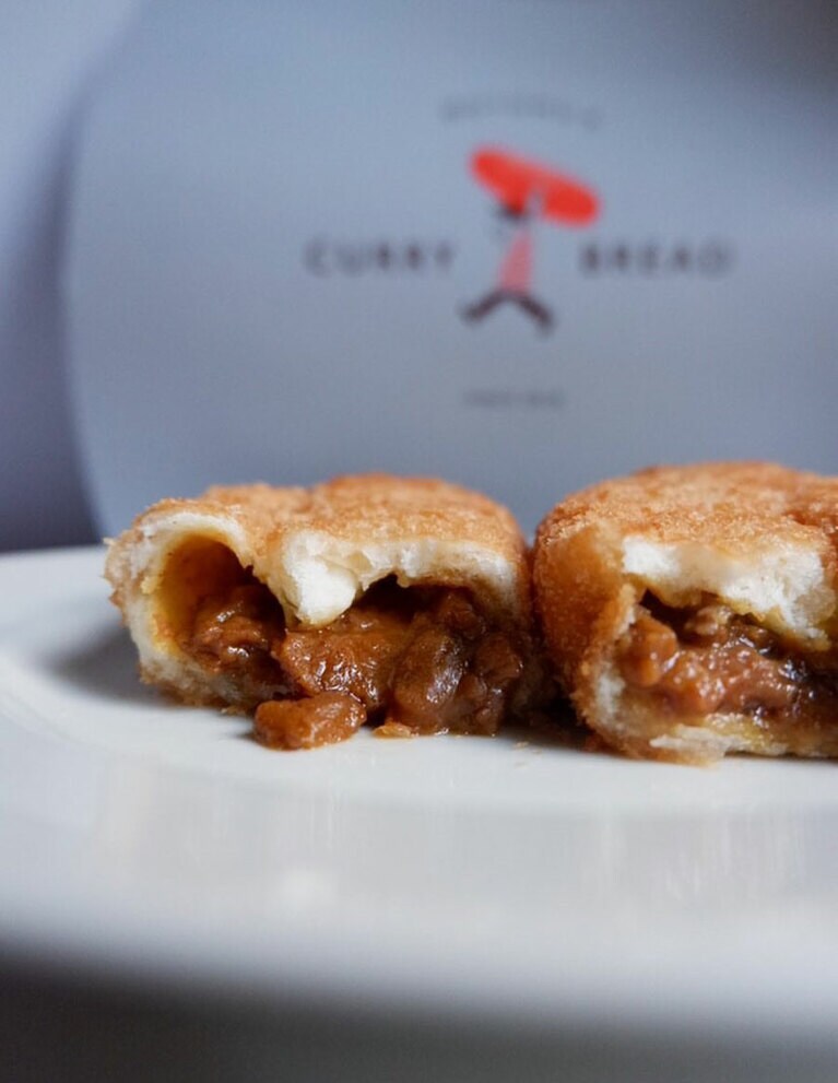 「A5ランクの黒毛和牛の旨みが詰まった絶品カレーパン」もとむのカレーパン 1,801円(4本入／冷凍)／もとむのカレーパン