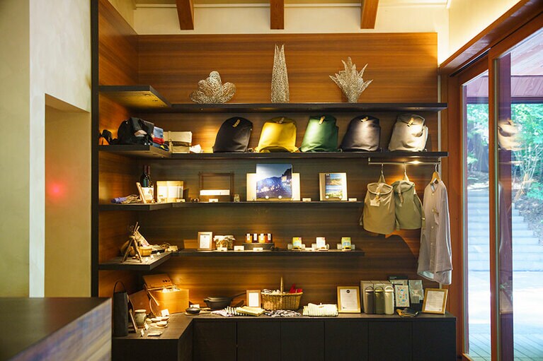 ショップには「星のや富士」のエッセンスを活かした品々が並ぶ。