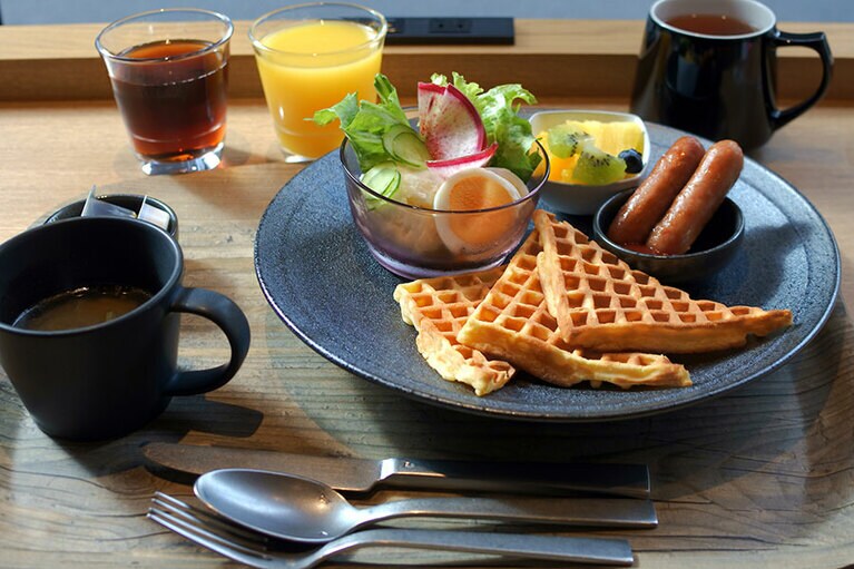 洋食のワッフル。ドリンクはセルフで。