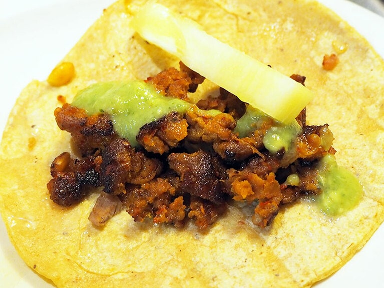 トルティーヤで挟んだり巻いたりして食べるのがタコス。「エル フォゴンシート」にて。