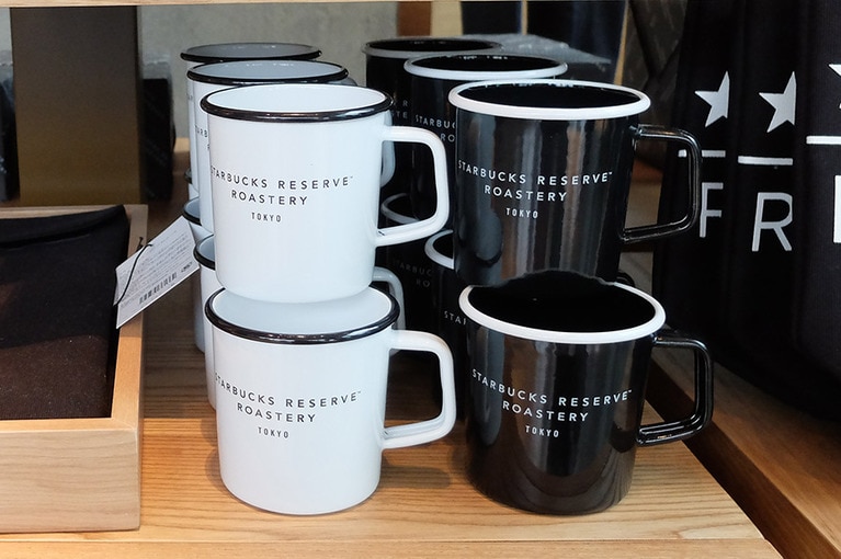 「スターバックス リザーブ ロースタリー 東京」の「ロゴ入り琺瑯カップ」。