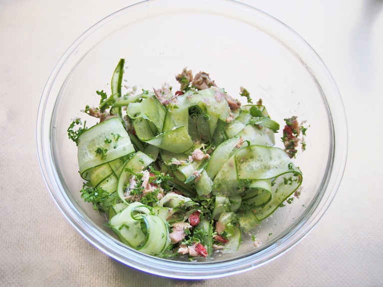 10分ほど置いて、クコの実に充分な水分が行き渡ったら、きゅうり、パセリを入れて全体を混ぜる。