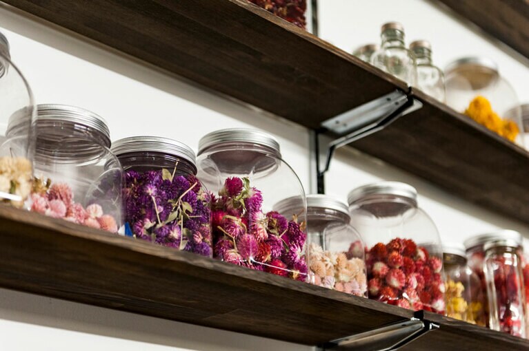 手作りのリースやハーバリウムに使われる色とりどりの花。