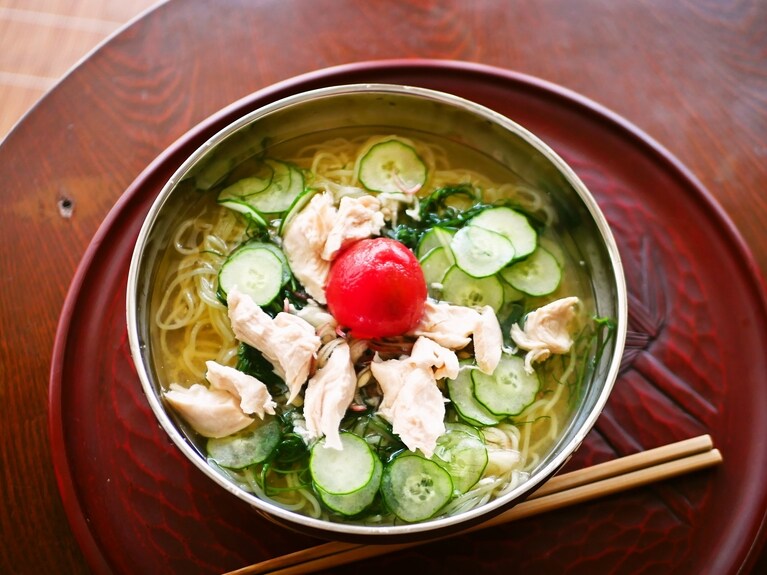 盛岡冷麺に仕込んだものをトッピング。