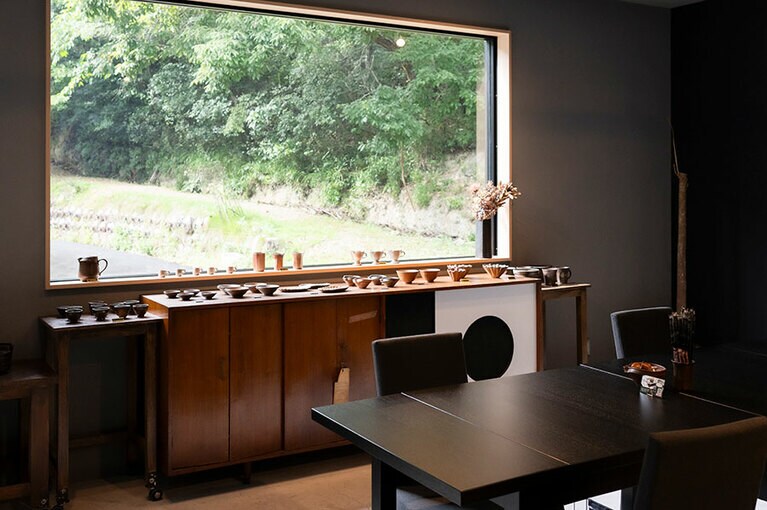 備前焼の里、伊部の「夢幻庵備前焼工房」に併設されているカフェ「Cafe MUGENAN＋」では美味しいコーヒーやスイーツのほか、モダンな備前焼の器も購入できる。