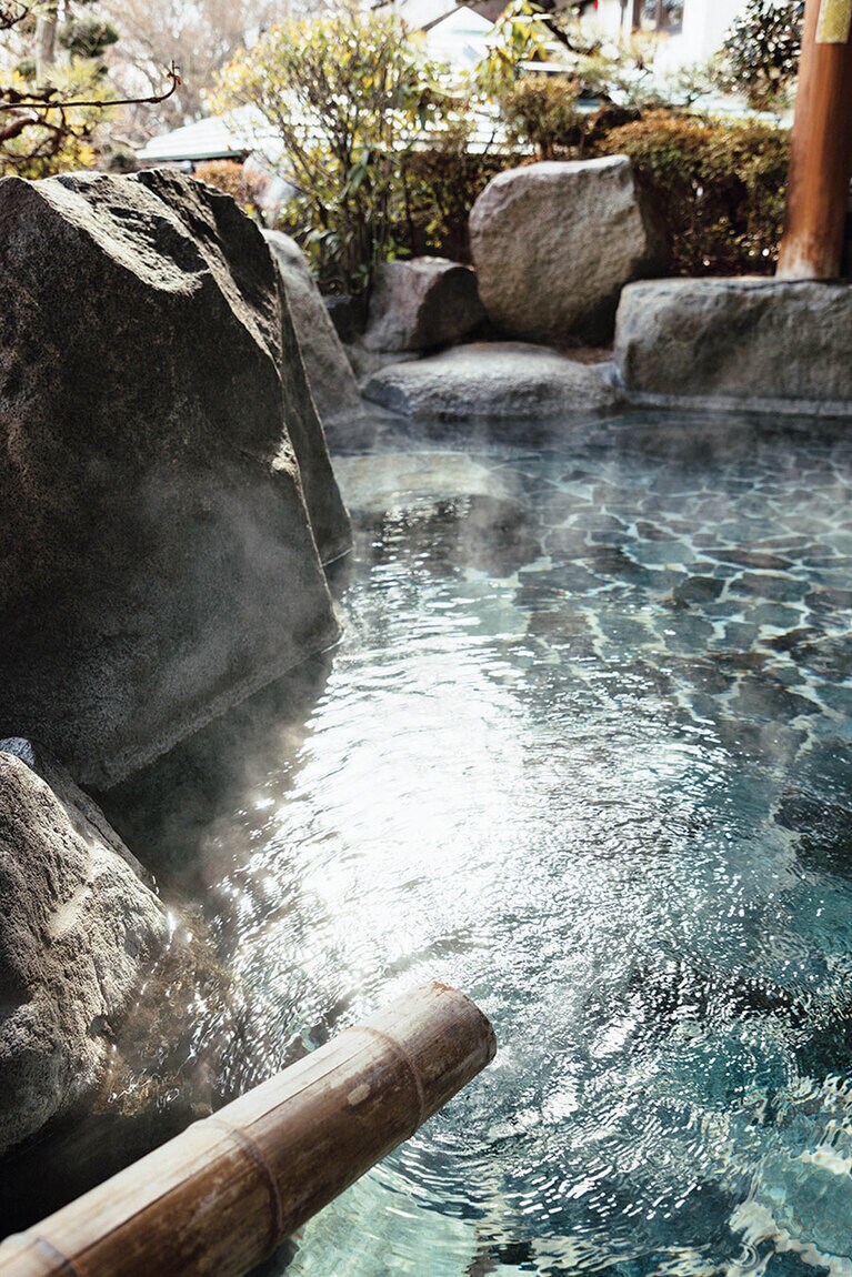 刺激が少なくなめらかなアルカリ性単純泉で、100％源泉かけ流しのお湯が自慢。地元では「美人の湯」として知られる。