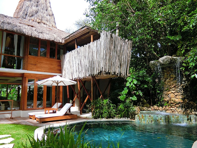 「ニヒ・スンバ」のヴィラの数は27。といっても、1つのヴィラに複数のベッドルーム棟を擁するタイプもあり、デザインはさまざま。