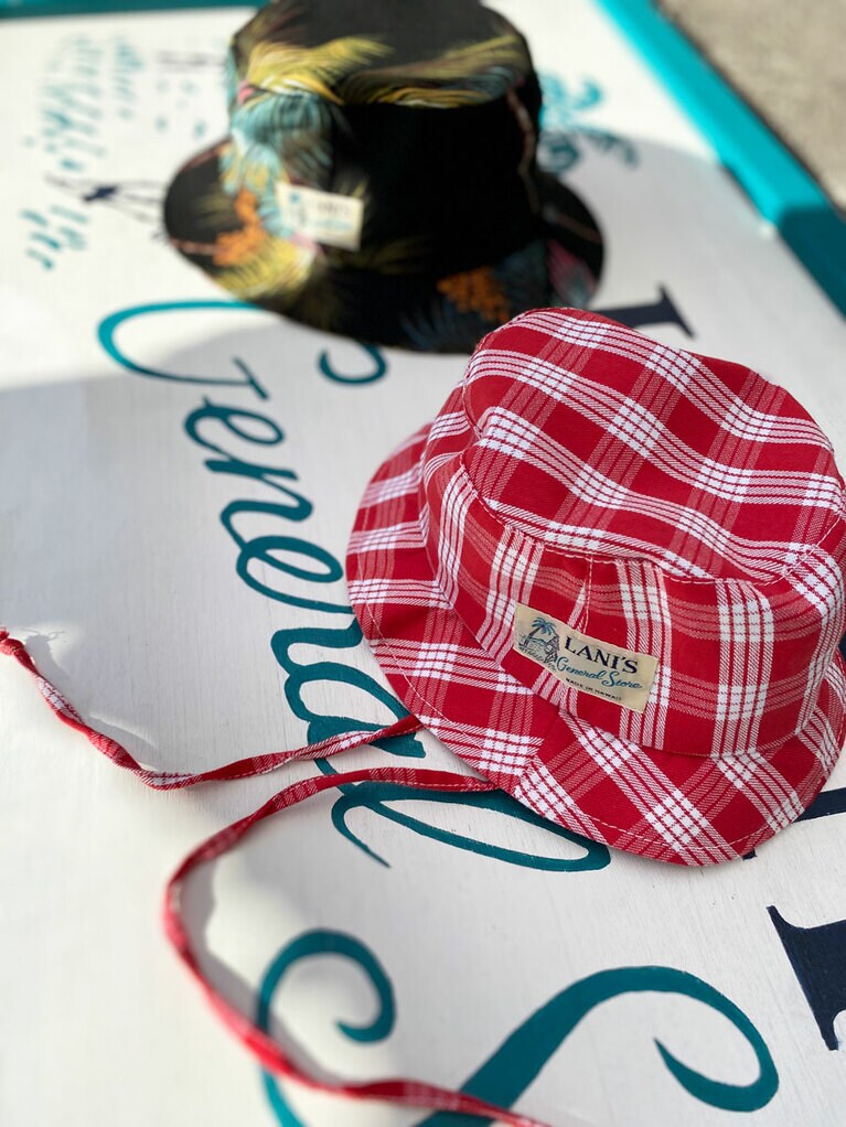 赤いパラカのキッズハット 34ドル。