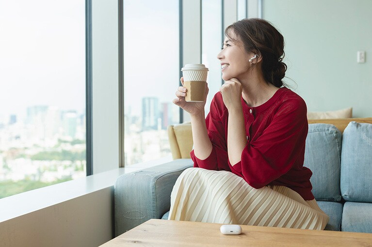 「家ではジャージです（笑）」と笑いながら撮影に応じてくださった堀井美香さん。