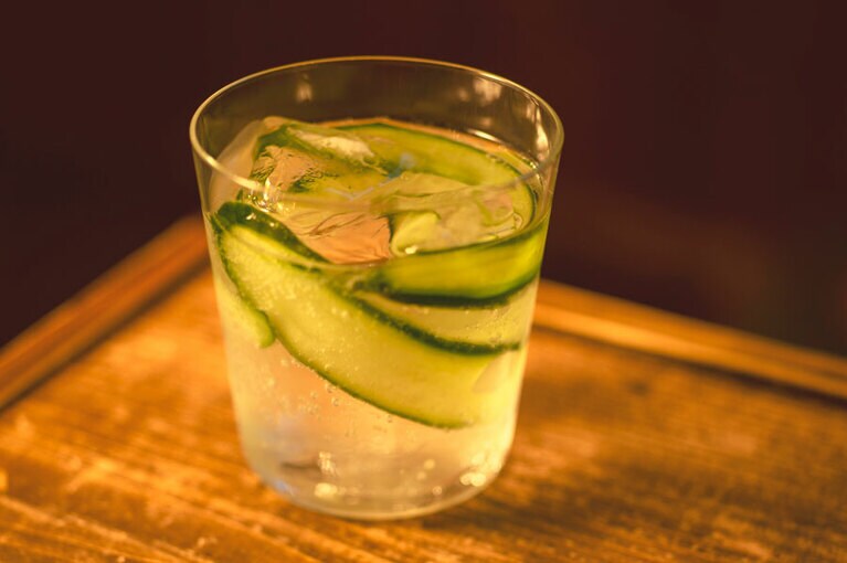 ピーラーでスライスしたキュウリから味が染み出て、徐々にメロン味に感じられる。