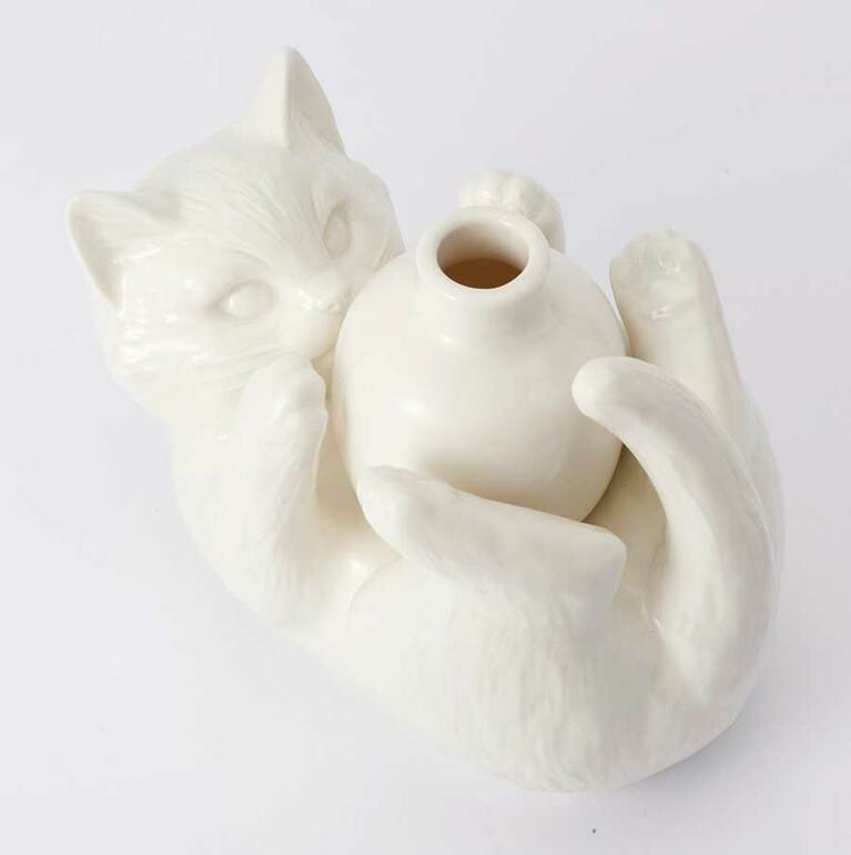 【Afternoon Tea】まるでネコがまるまっているように見えるユニークな人気デザインが復刻。「フラワーベース」2,800円。