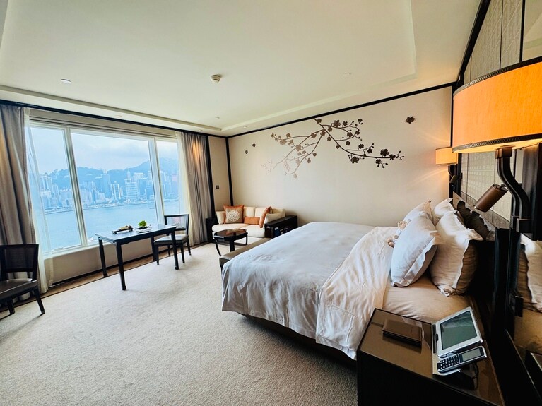 2013年に全室を改装。室内設備を一括操作できるタブレットは日本語を選べるため、快適に過ごせる。