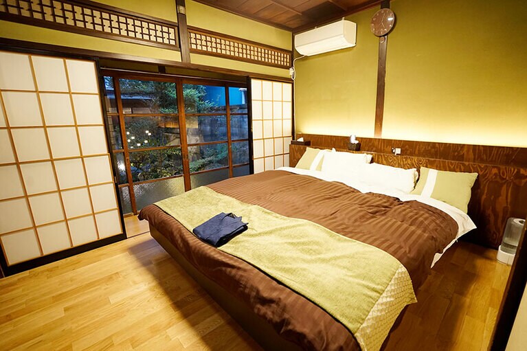 中庭に面したキングサイズベッドの部屋。小さな子供連れならここで一緒に休むのもいい。