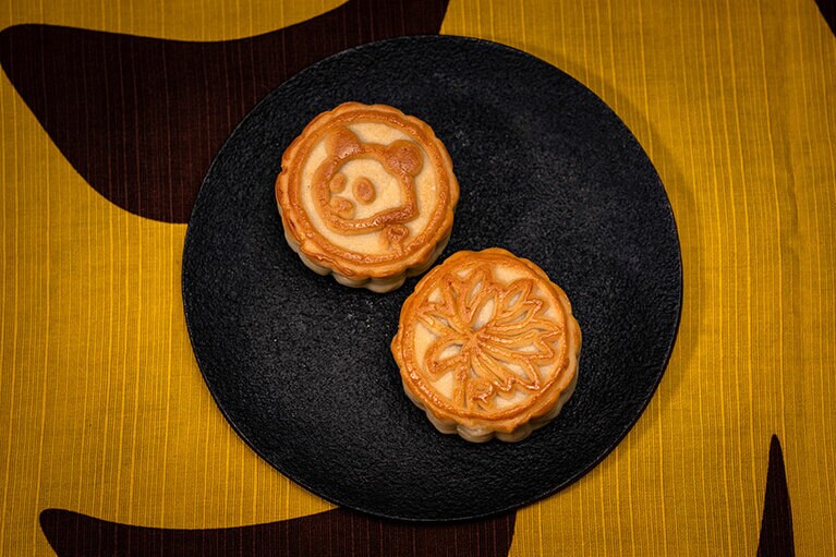 左上：パンダがかわいい「ROUROU月餅 黒あん」、右下：蓮花モチーフは「ROUROU月餅 栗あん」各330円。