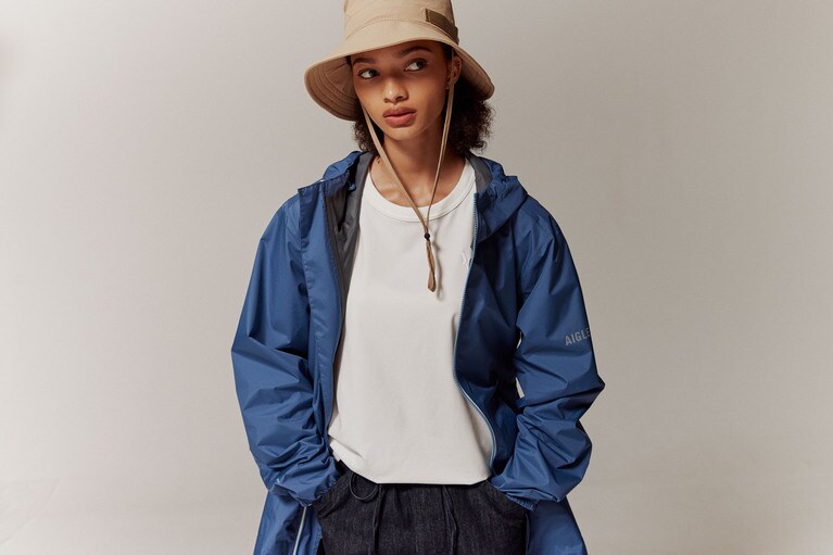 新緑の緑に映えるブルーのカラーはアウトドアシーンで活躍。