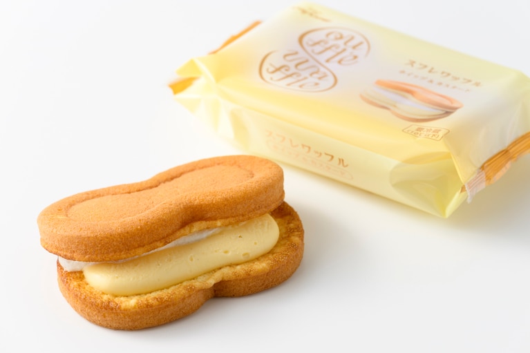 スフレワッフル（ホイップ＆カスタード） 各237円。