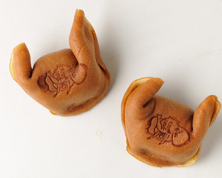 【道の駅・忠類（幕別町）】十勝には、思わず笑みがこぼれる、ご当地ならではのユニークなお菓子がいっぱい。「道の駅・忠類」などで購入できる「ナウマン饅頭」なども誌面でご紹介しています。