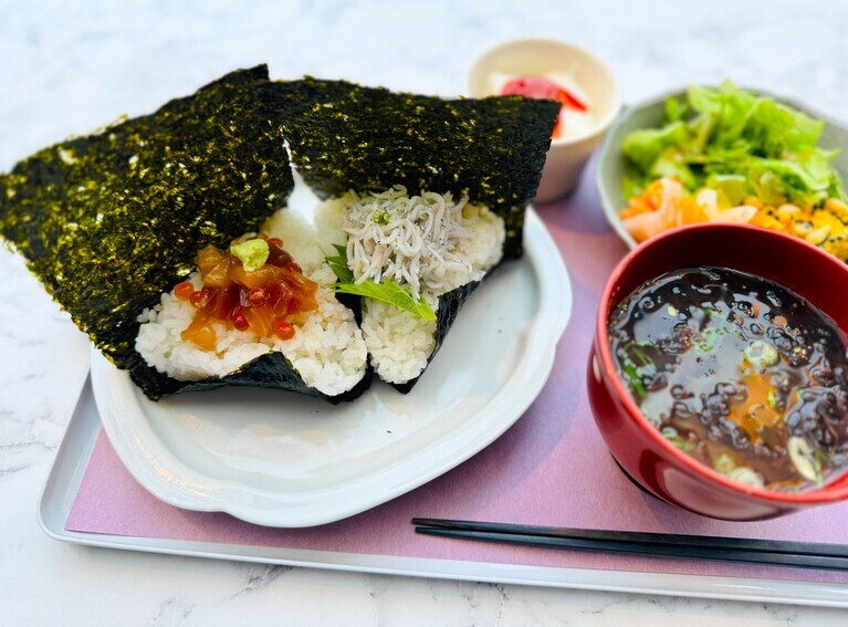 おにぎりは10種類から2つ選べる。写真上は海豊漬（海鮮）としらす。