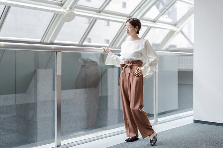 フリルブラウス9,800円、セミワイドパンツ21,000円／CITY(STUDIOUS WOMENS新宿店 03-5925-8966)、シューズ本人私物。