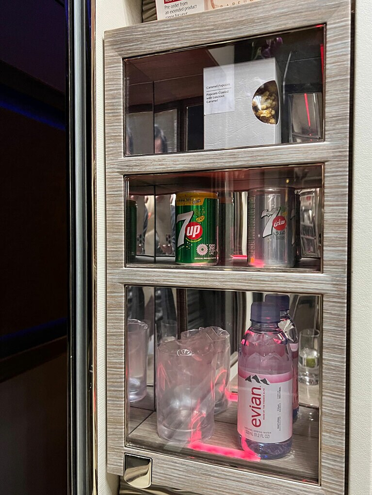 ミニバーは冷蔵庫ではなく常温で、水や炭酸ドリンクなどのソフトドリンク、ナッツなどのスナック、グラスが配されていて、足りなくなったらいつでも補充してくれる。