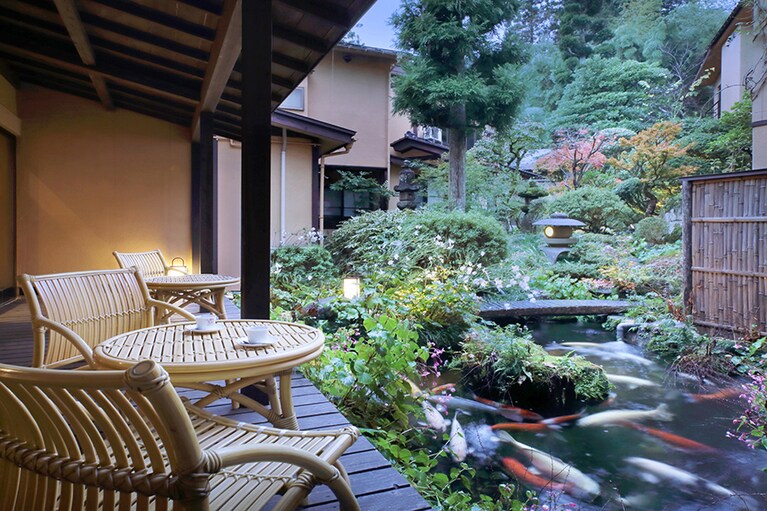 九兵衛旅館［山形／湯田川温泉］庭を眺めるテラス。