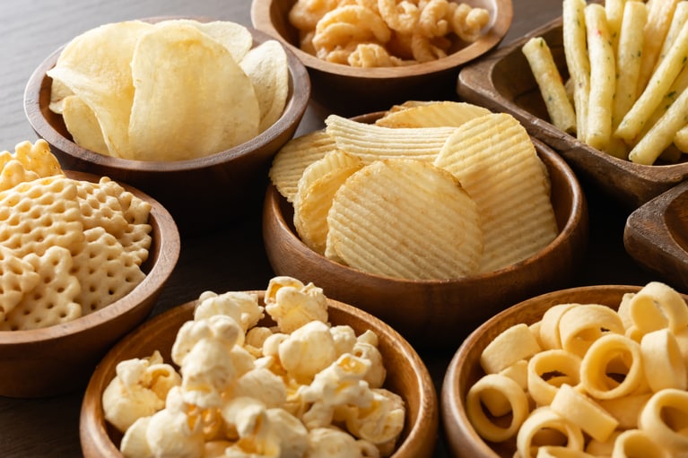 「ダイエットをするときは、間食を控えるようなナッジを作るといいでしょう。たとえば、小袋に分けておく、お菓子を買わない、間食しなかった日を共有できるグループチャットを作るなど」　©shironagasukujira/イメージマート