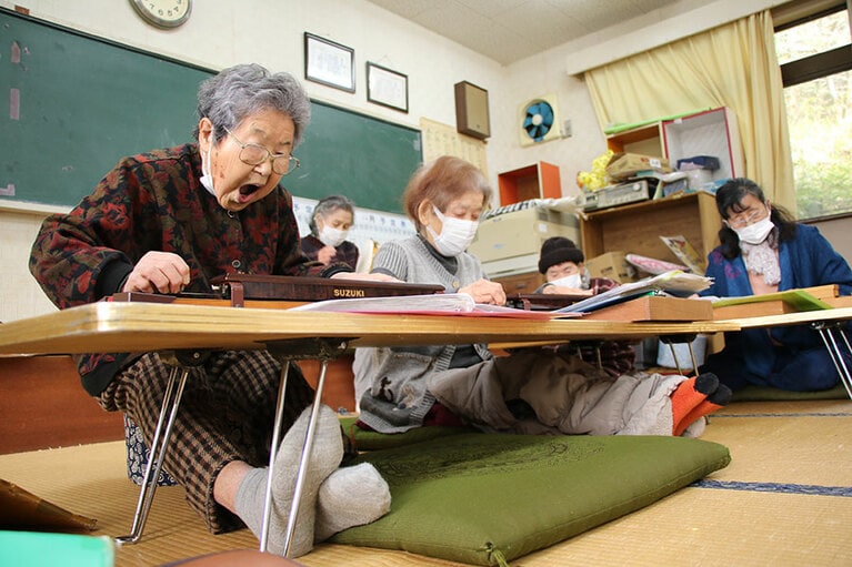 昭和48年から始めた「仲良しクラブ」の仲間と集まって大正琴を弾いている哲代おばあちゃん