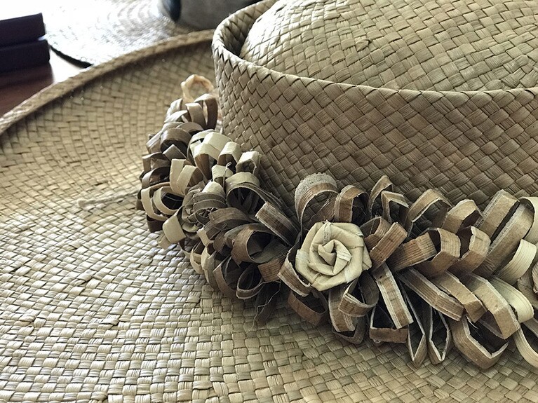 先生が織った帽子。ラウハラを使った飾りがステキ！