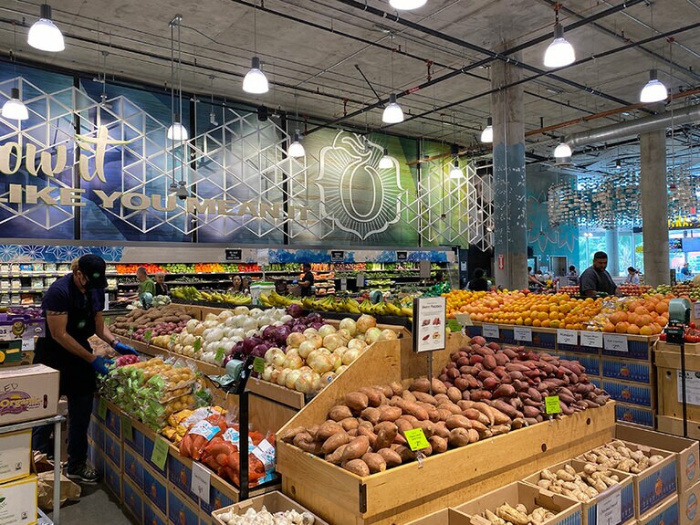 従業員のマスク着用率がとても高いのもハワイならでは。