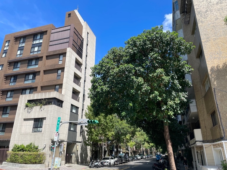 緑が映える落ち着いた雰囲気の富錦街の通り。