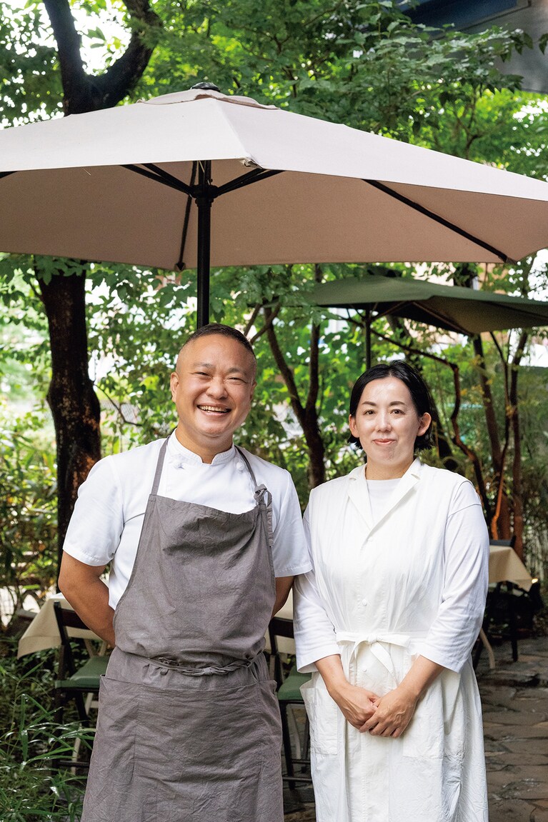 抜群のコンビネーションで店を切り盛りする三牧信治さんと奥様の亜紀さん。