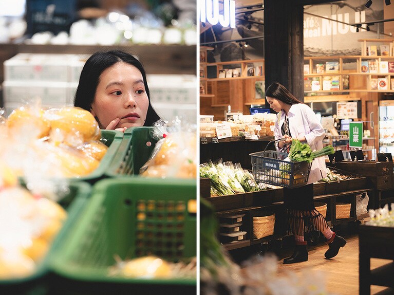 鴨川でとれた夏みかんがごろごろ。野菜はどれも大きく、驚くほど安い。奈衣瑠さんは味噌汁に入れて食べるのが好きだというカブや切り干し大根などをお土産に購入。