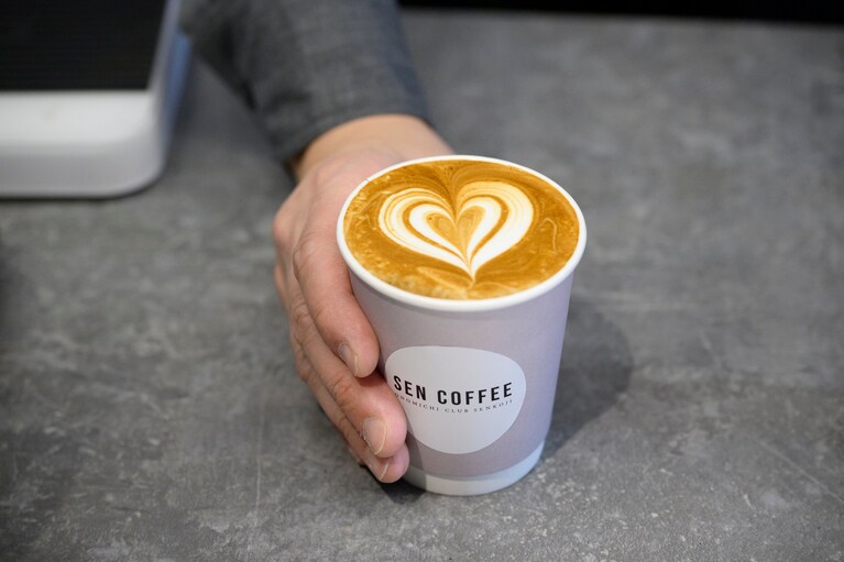 「SEN COFFEE」と名付けられたロビーのカフェでは、尾道ならではのスイーツやバリスタが淹れるオリジナルコーヒーが楽しめる。