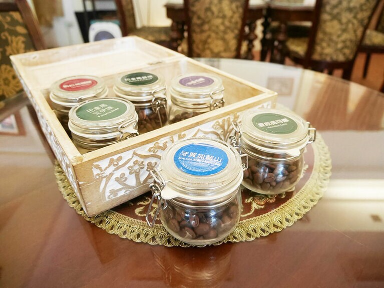 おすすめコーヒーは実際に香りを嗅いで選ぶことができる。