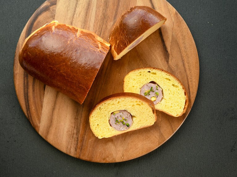 ピスタチオのソーシソン・ブリオッシュ 黒トリュフのソース 5,500円。