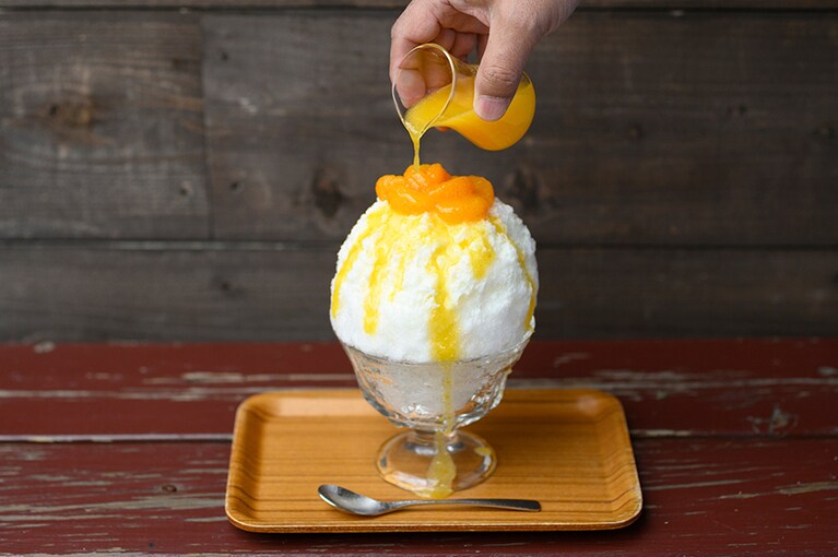 みかんを使ったフレッシュなシロップをかけて。