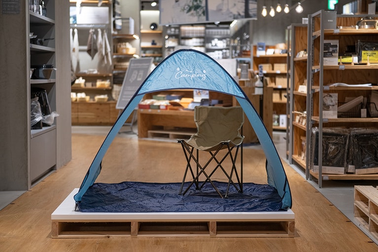 クイックエクスバンドサンシェード（ペグ4本、収納バッグ付き）。