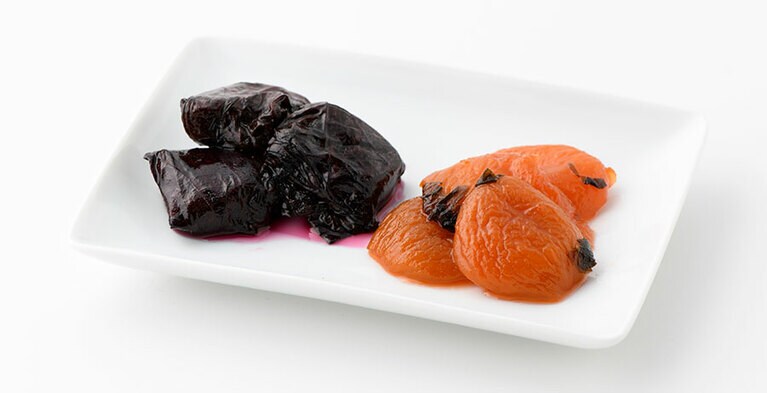 【秋田県】刈谷食品の 「しそ巻あんず」(左) 「あんずしそ風味」(右) 。